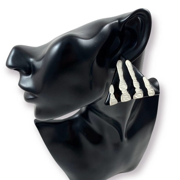 Vintage large triangular black and white pinstripe enamel earrings - Picture 7 of 11